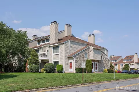 90 Farnham Sq #290, Parlin, NJ 08859