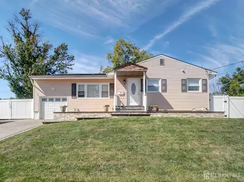 17 Thelma Ct, Colonia, NJ 07067