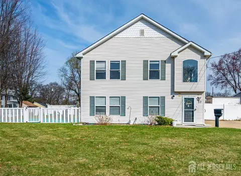 17 Idlewild Rd, Edison, NJ 08817