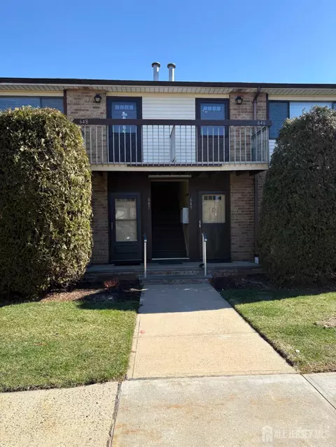 648 Cricket Ln, Woodbridge, NJ 07095