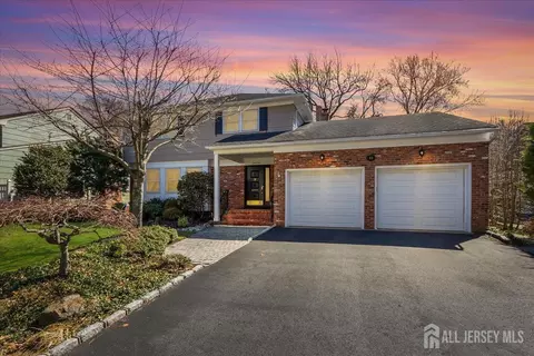 41 Stirling Ct, Metuchen, NJ 08840