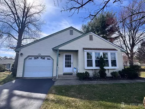 3 Kittery Ct, Whiting, NJ 08759