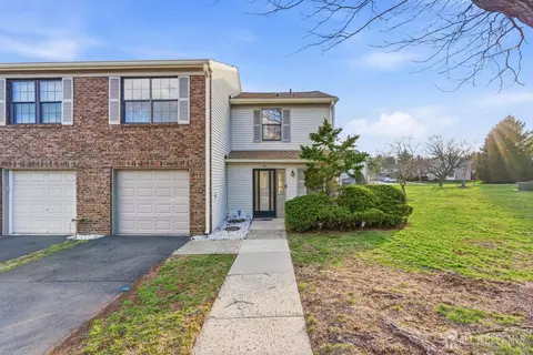 29 Exeter Ct, Somerset, NJ 08873