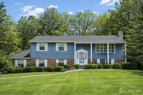 4 Walnut St, Monroe, NJ 08831
