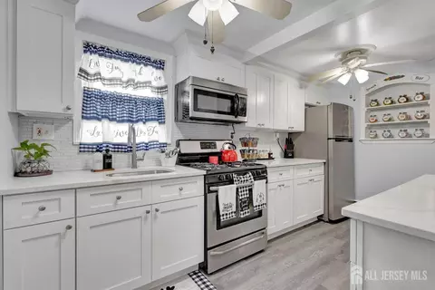 3 State St, Carteret, NJ 07008