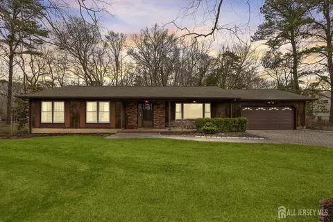 1 Garvey Dr, Monroe, NJ 08831