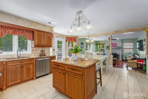 1 Kristen Ct, Matawan, NJ 07747