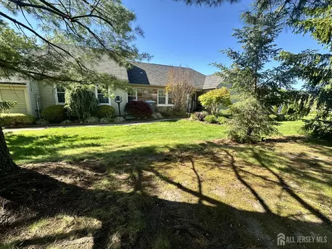 67 Yorkshire Dr, Monroe, NJ 08831