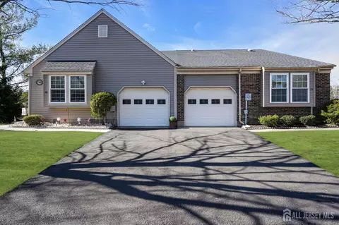 19 Hillsborough Dr #A, Monroe, NJ 08831
