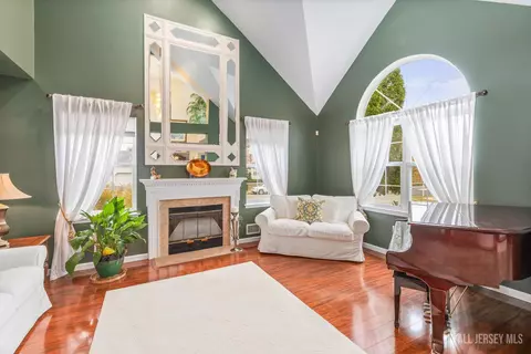 2 Kristen Ct, Matawan, NJ 07747
