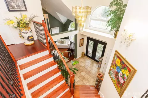 2 Kristen Ct, Matawan, NJ 07747