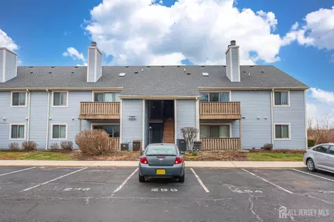 816 Aspen Dr, Plainsboro, NJ 08536