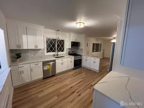 126 N Lakeside Dr N, Piscataway, NJ 08854