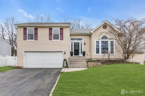 17 Heritage Dr, Howell, NJ 07731