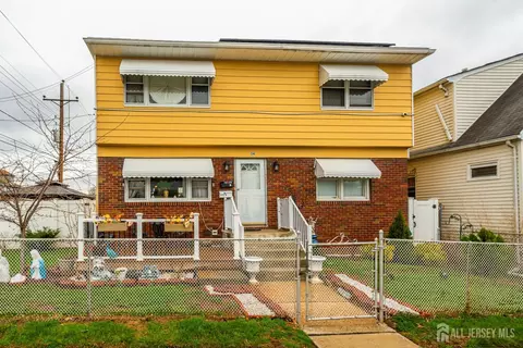 34 Henry St, Port Reading, NJ 07064