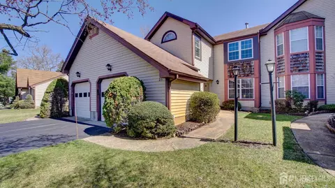 2 Hempstead Dr, Monroe, NJ 08831