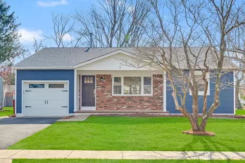 3 Pembroke Ln, Toms River, NJ 08757