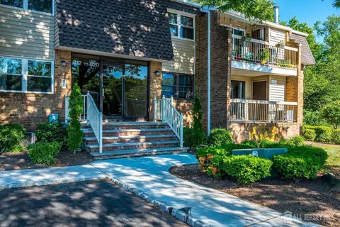 812 Sharon Garden Ct, Woodbridge, NJ 07095