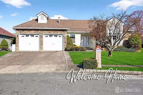 5 Cordoba Ct, Toms River, NJ 08757