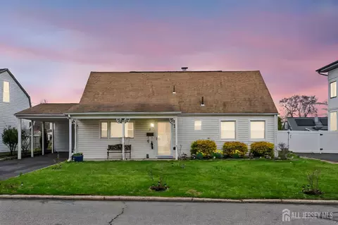 5 W Arthur Pl, Iselin, NJ 08830