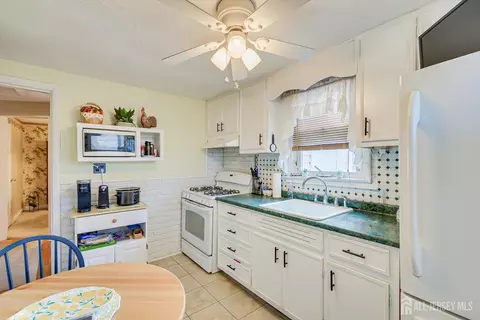 Kitchen - 105 E Cliff Rd, Colonia, NJ 07067 photo 2 of 2