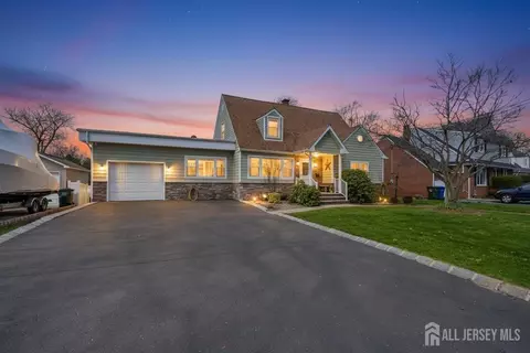 70 Oxford Rd, Colonia, NJ 07067