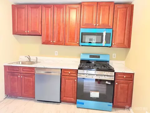 13 Chatham Ct, East Windsor, NJ 08520