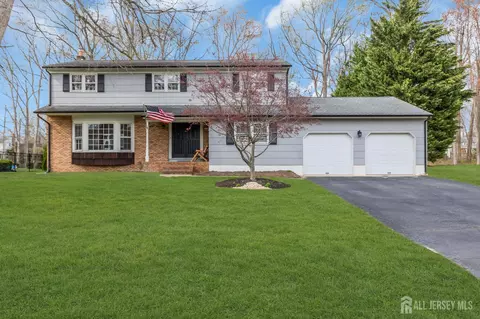 8 Queens Pl, Old Bridge, NJ 08857