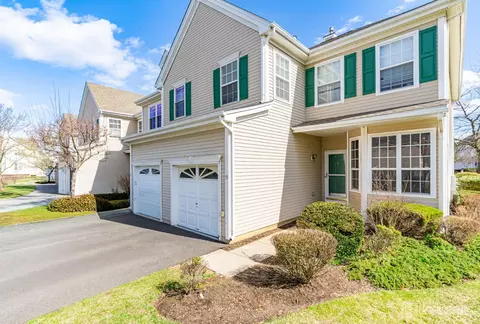 55 Woods Edge Ct, Parlin, NJ 08859
