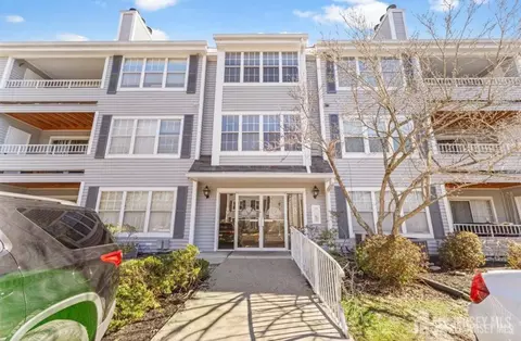 2308 Candlelight Ct, Helmetta, NJ 08828