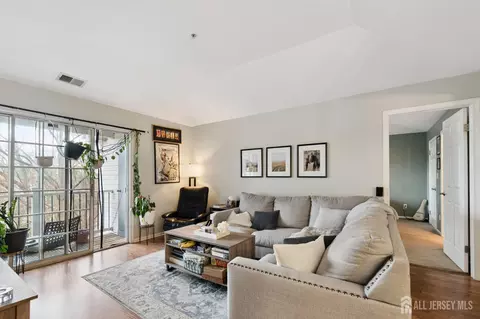 1634 Waterford Dr E, Edison, NJ 08820