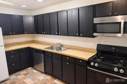 1032 Cricket Ln, Woodbridge, NJ 07095