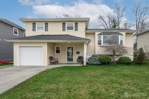 20 Hollywood Dr, Woodbridge, NJ 07095