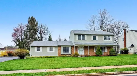 26 Lucille Ct, Edison, NJ 08820