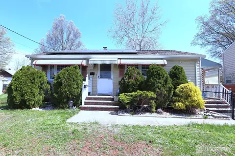 89 Oak Ln, Edison, NJ 08817