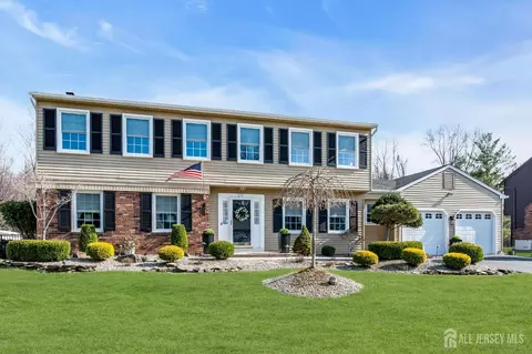 27 Heron Dr, Marlboro, NJ 07746