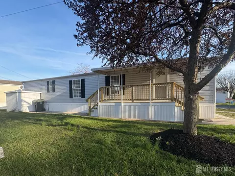 3 Matt St, Avenel, NJ 07001