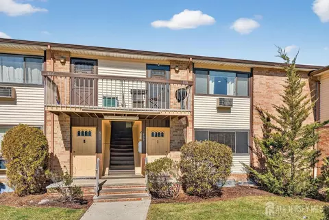 810 Cricket Ln, Woodbridge, NJ 07095