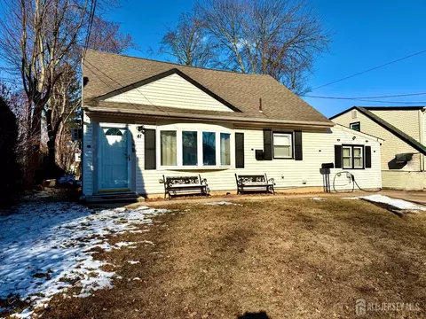 41 Pinetree Dr, Parlin, NJ 08859