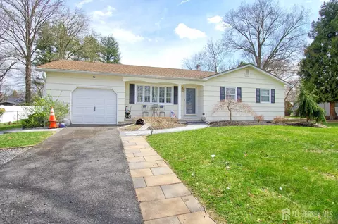 8 Hope Valley Dr, East Windsor, NJ 08512