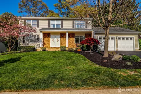 9 Glynn Ct, Parlin, NJ 08859