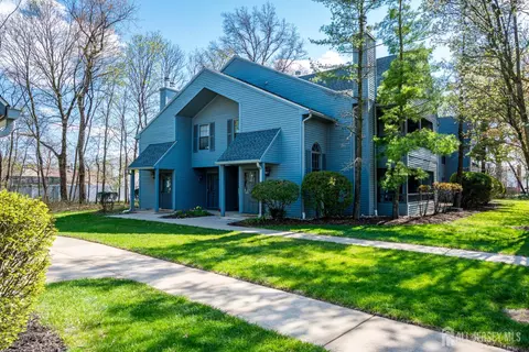 502 Woodhaven Dr, Edison, NJ 08817