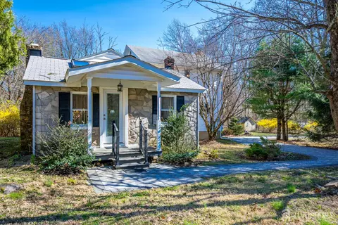16 Skytop Rd, Long Valley, NJ 07853