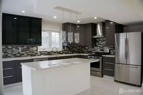 8 Stephenville Pkwy, Edison, NJ 08820