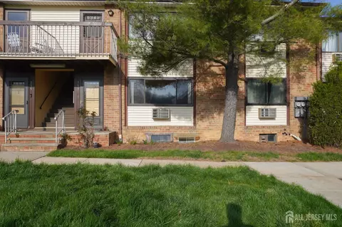 733 Cricket Ln, Woodbridge, NJ 07095