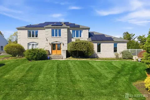 4 Allison Ct, Edison, NJ 08820
