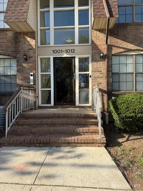 1008 Hidden Village Dr, Perth Amboy, NJ 08861
