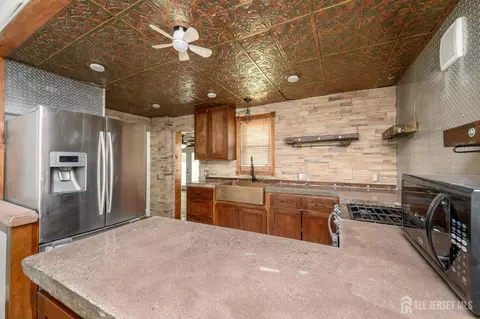 Kitchen - 212 Echo Ave, Edison, NJ 08837 photo 2 of 4