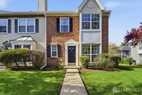 63 Amberly Ct, Franklin Park, NJ 08823