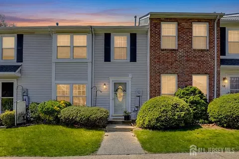 19 W Byrnes Ln, Sayreville, NJ 08872